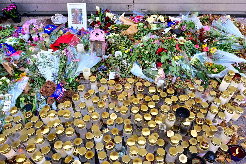Människor har tänt ljus och lagt blommor på den plats i centrala Oskarshamn där en man knivmördades i ett uppmärksammat dåd på fredagskvällen den 23 september 2022. Arkivbild.